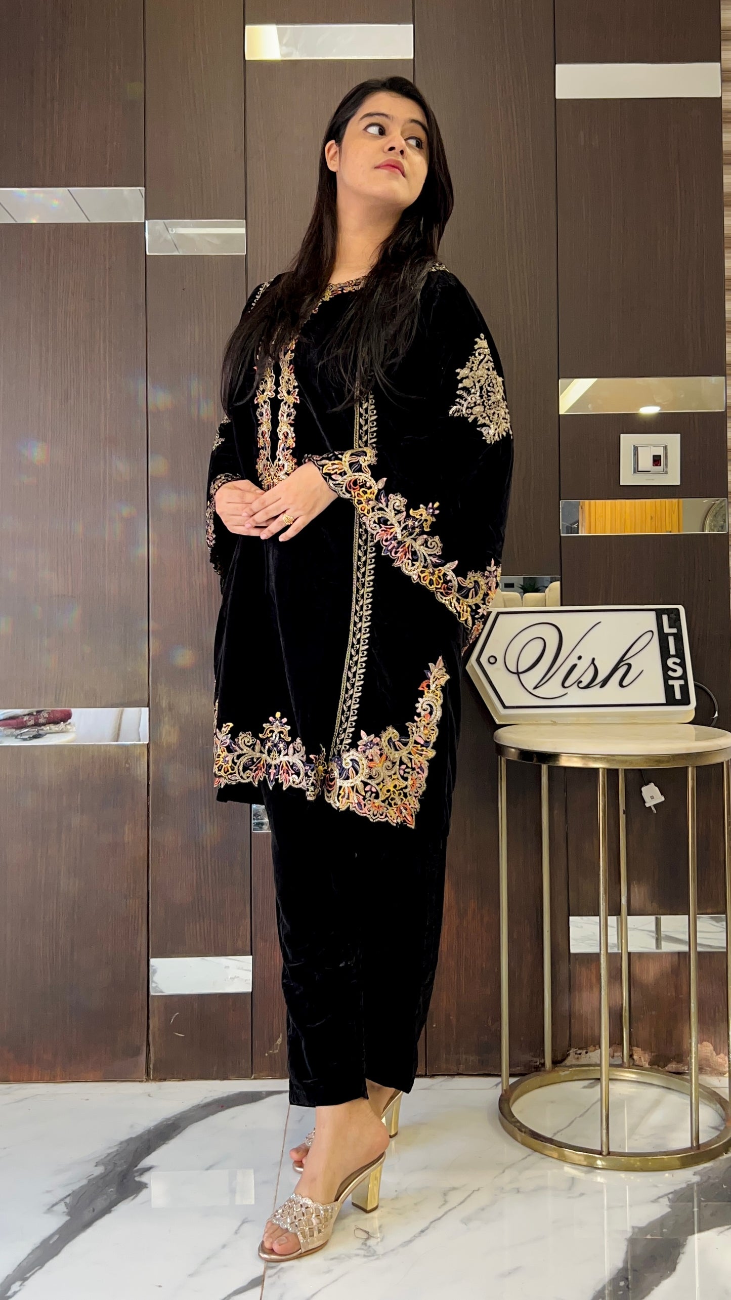 Hira Pakistani Velvet Suit 10 (black)