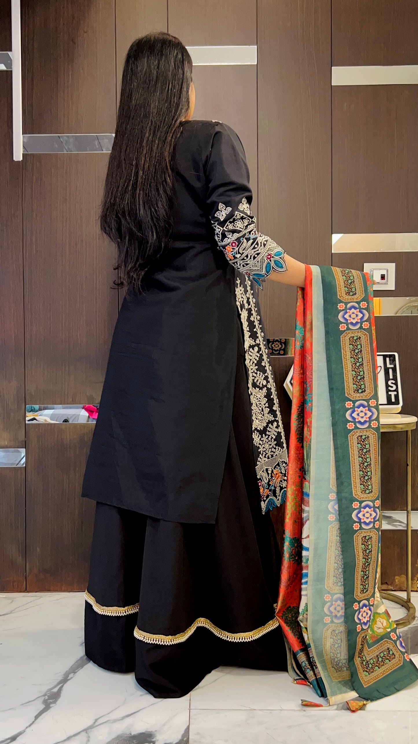 Roshi Pakistani Lawn Set 01