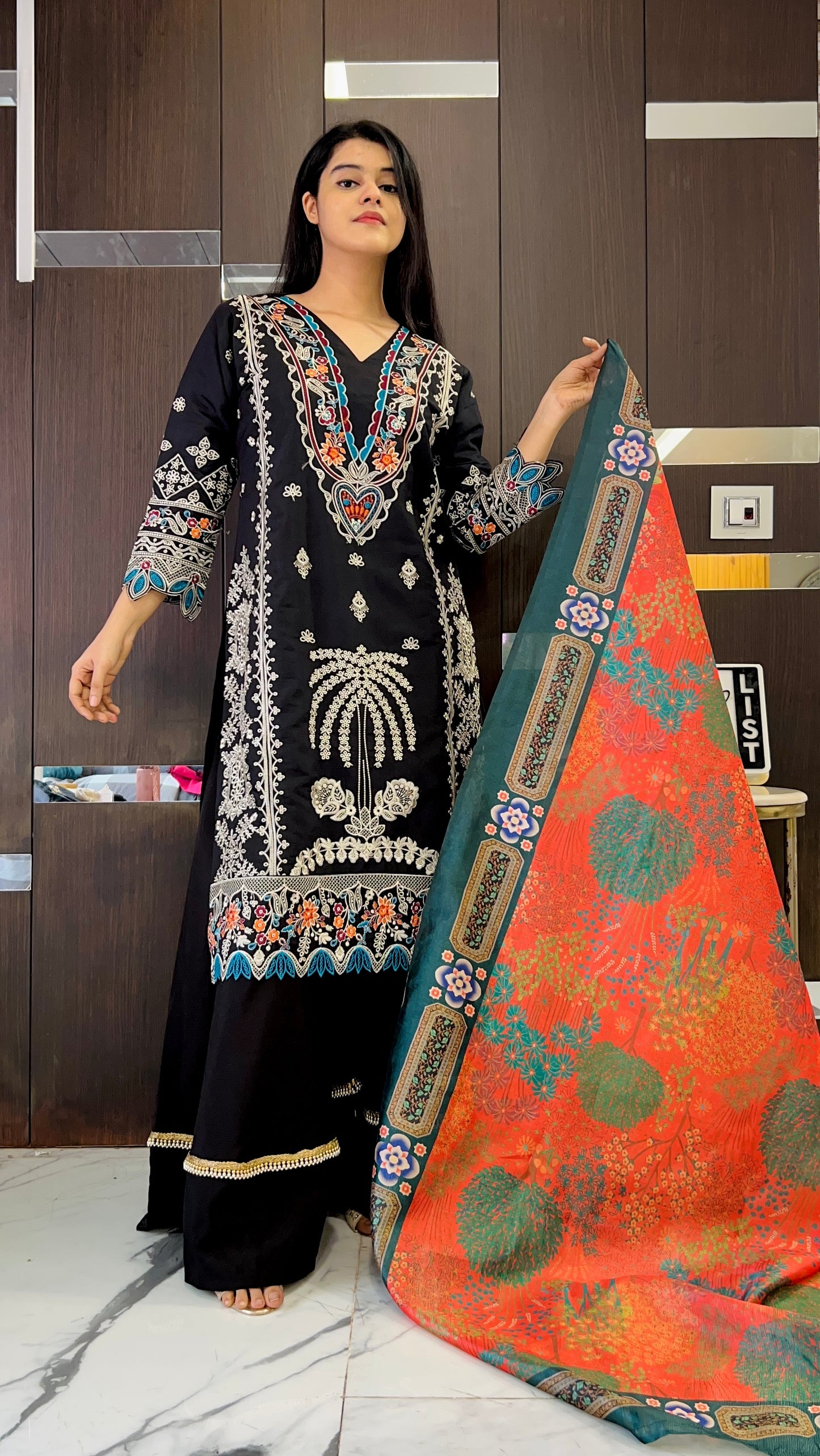 Roshi Pakistani Lawn Set 01