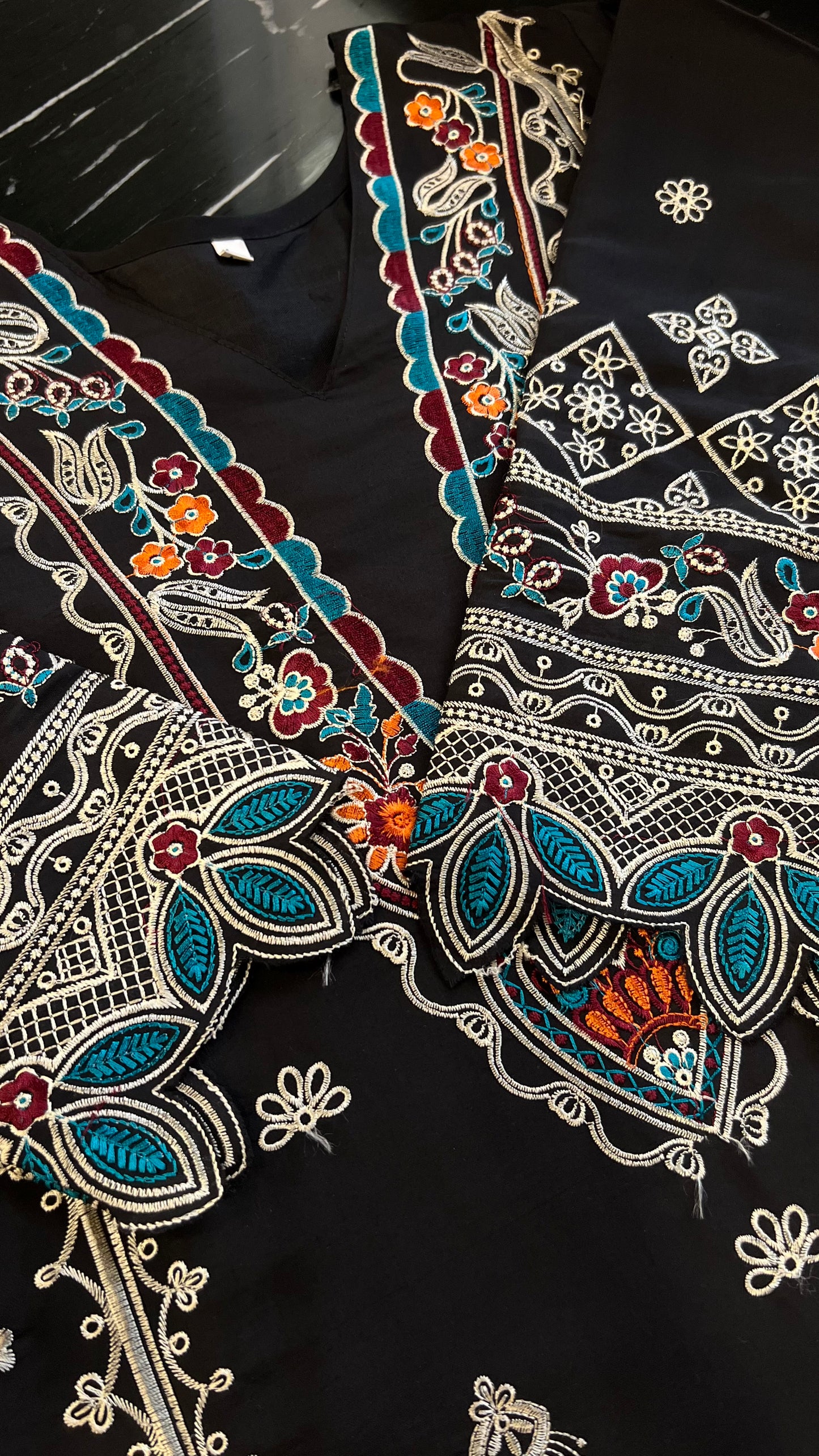 Roshi Pakistani Lawn Set 01