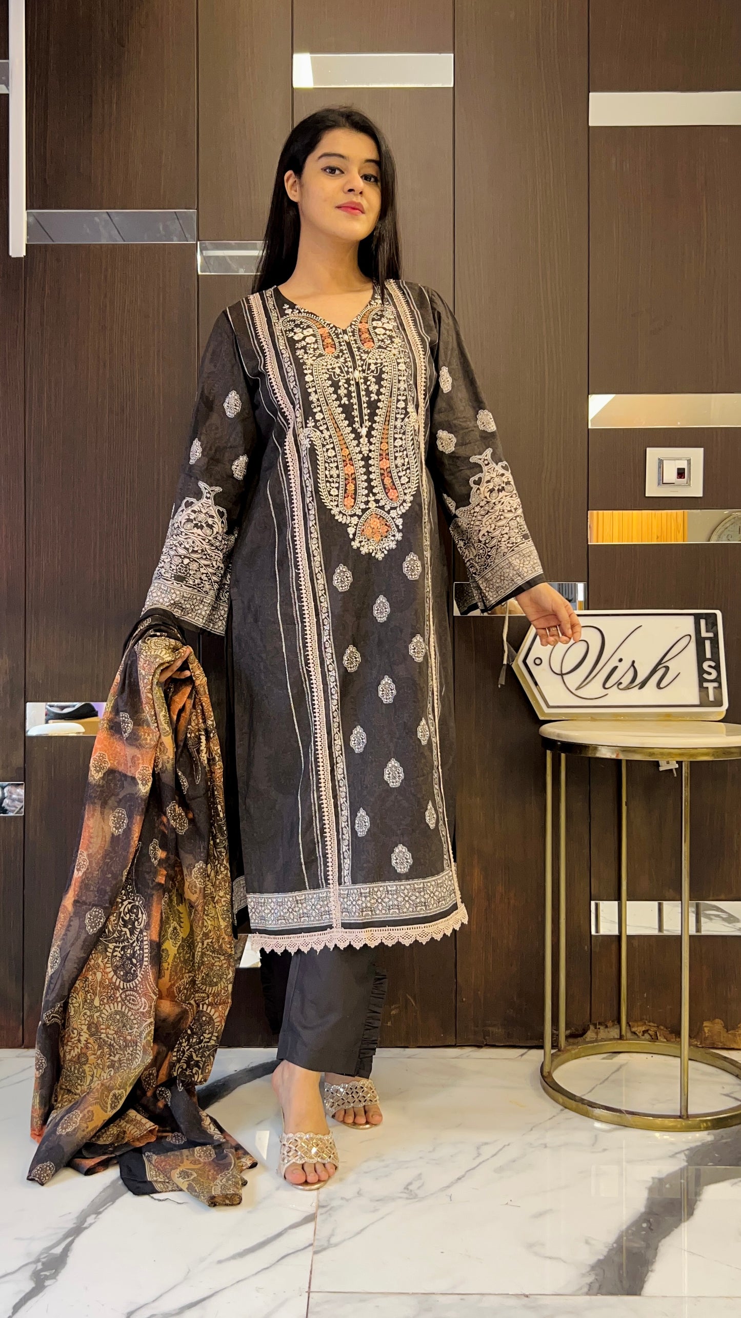 Lubna Pakistani Lawn Set 09