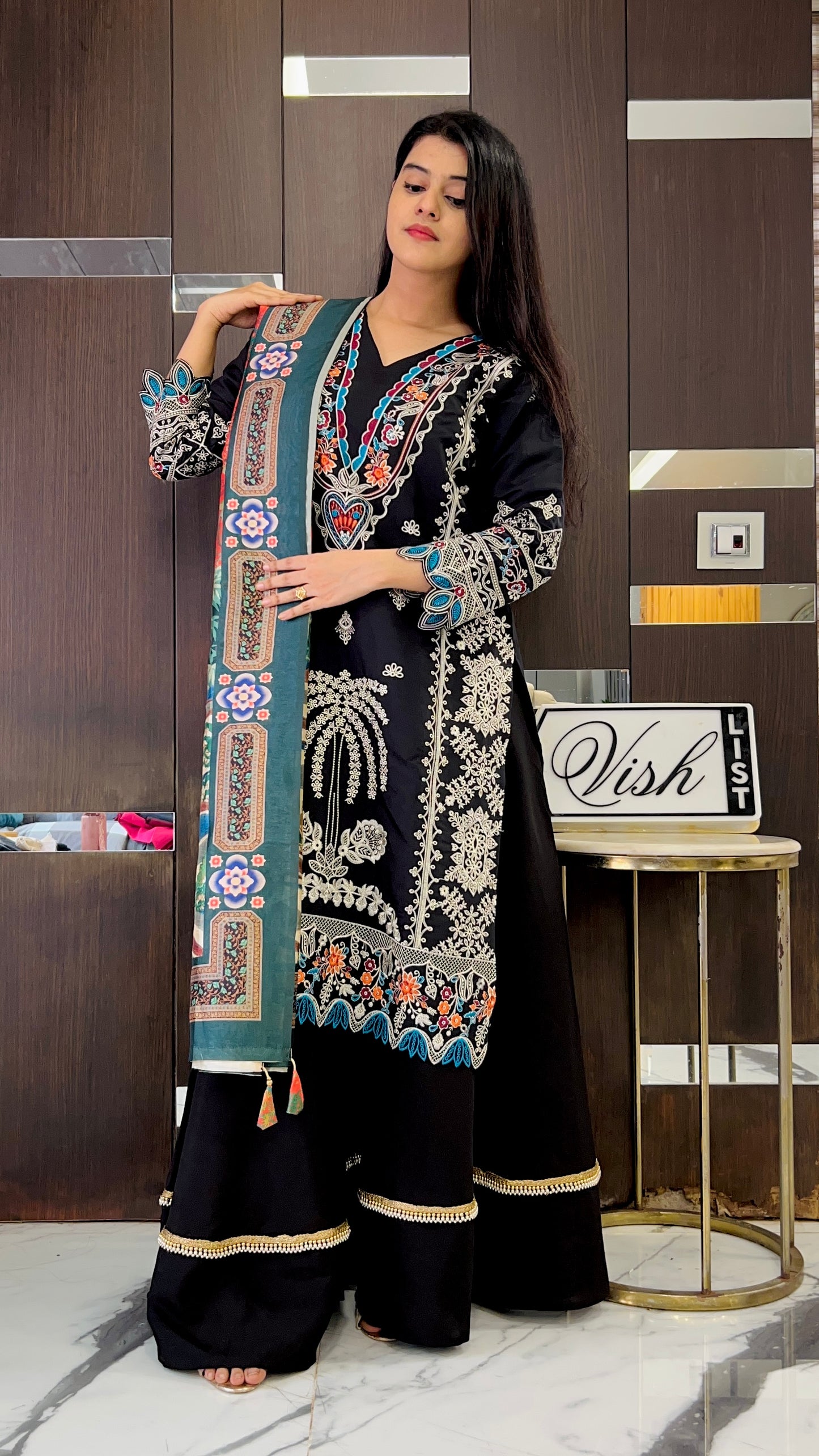 Roshi Pakistani Lawn Set 01