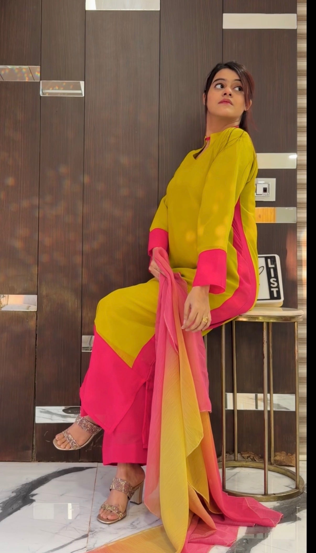 Dureshehwar Pakistani Suit 01