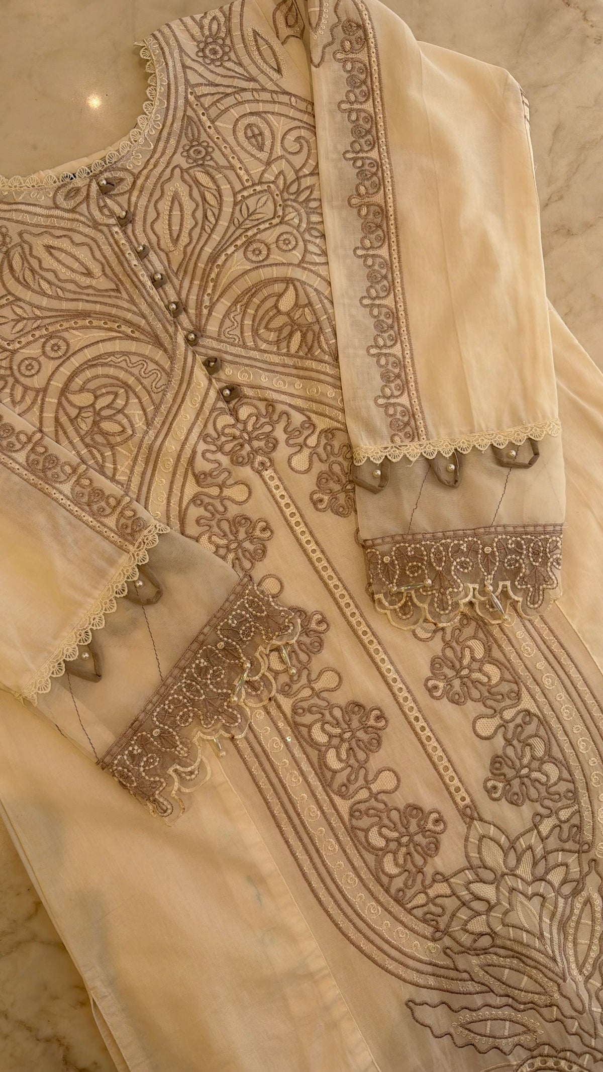 Izmir Pakistani Luxe Lawn Set 05
