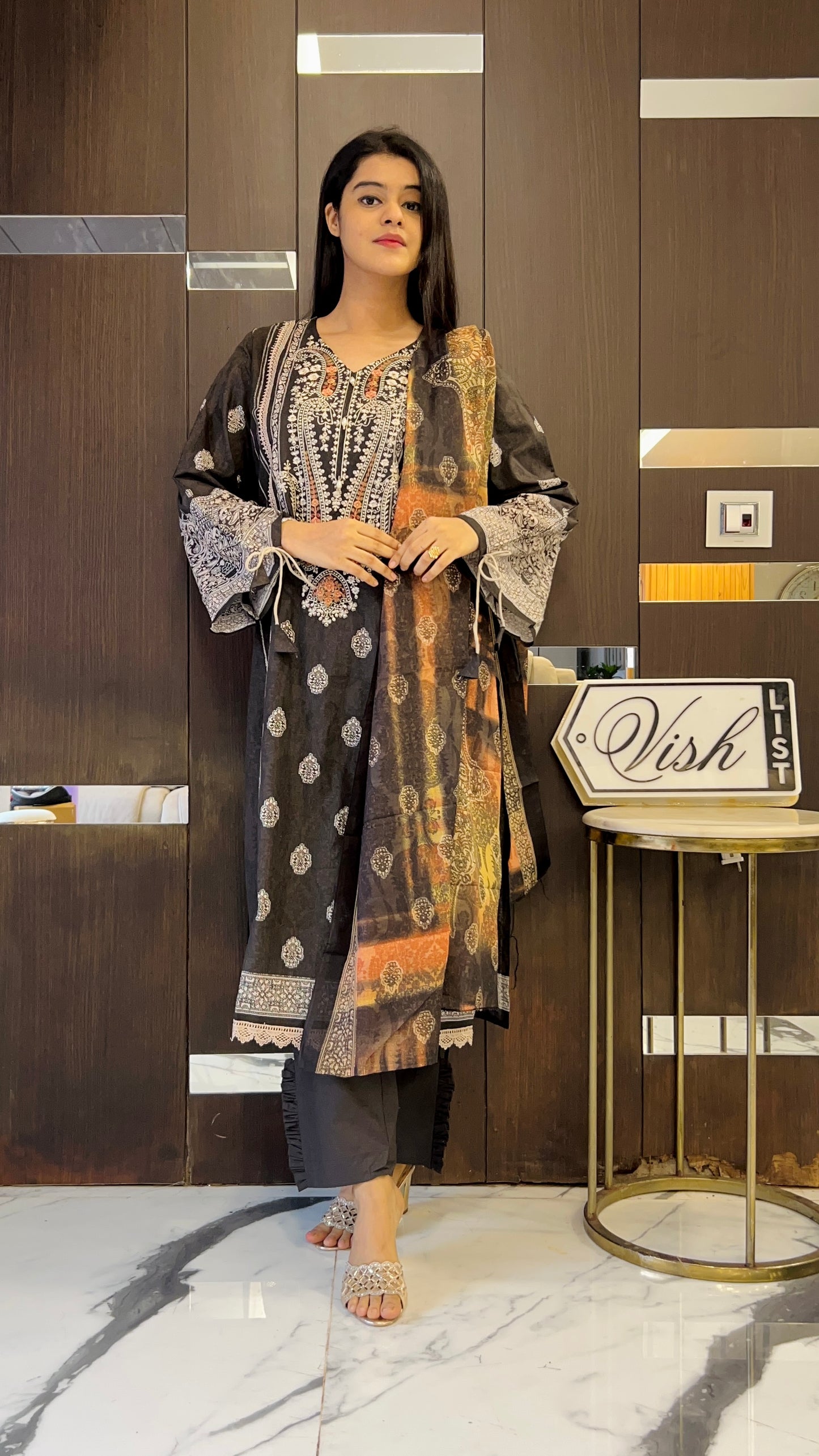 Lubna Pakistani Lawn Set 09
