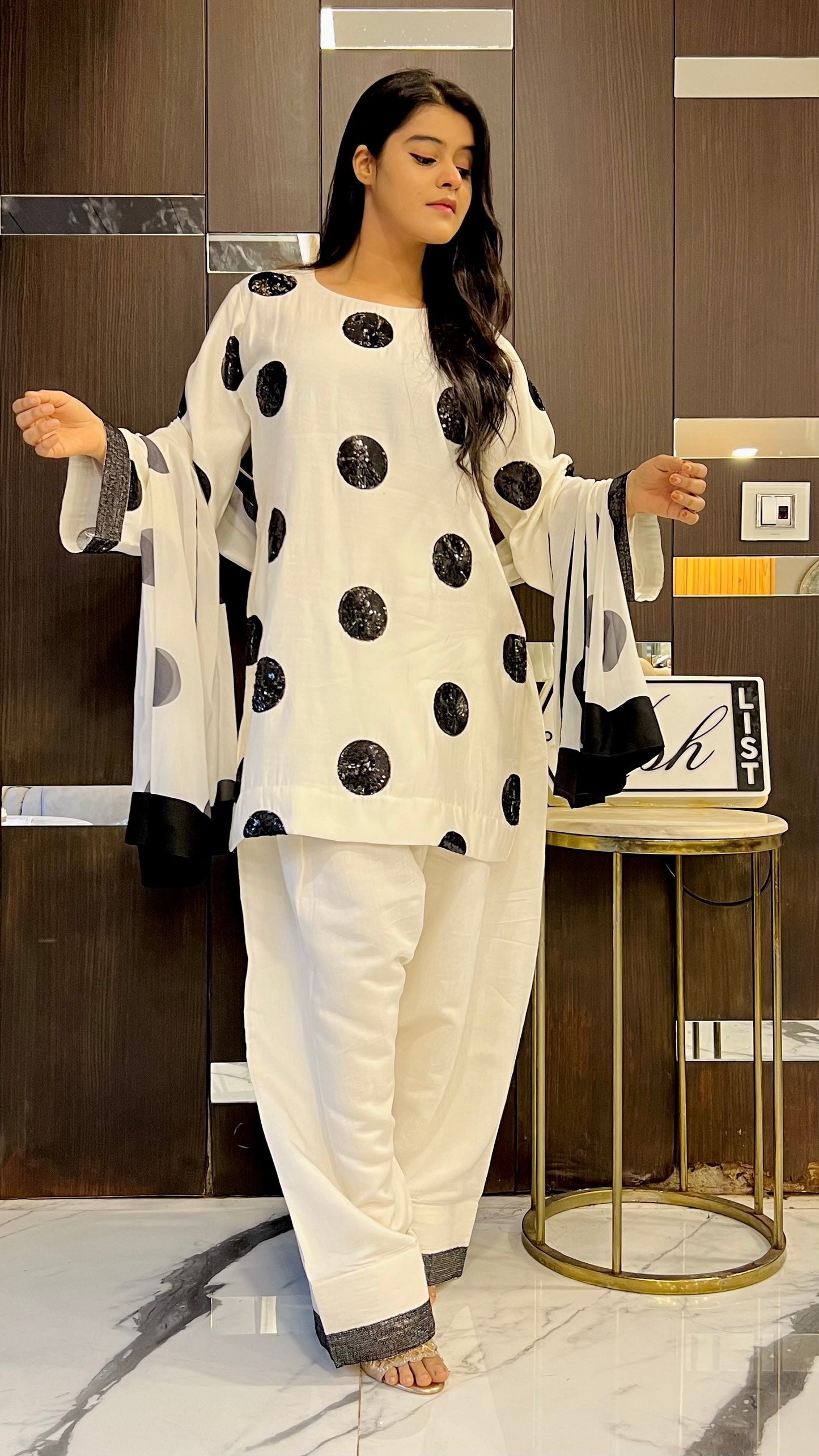 Yumna Zaidi Farshi Salwar Suit 01