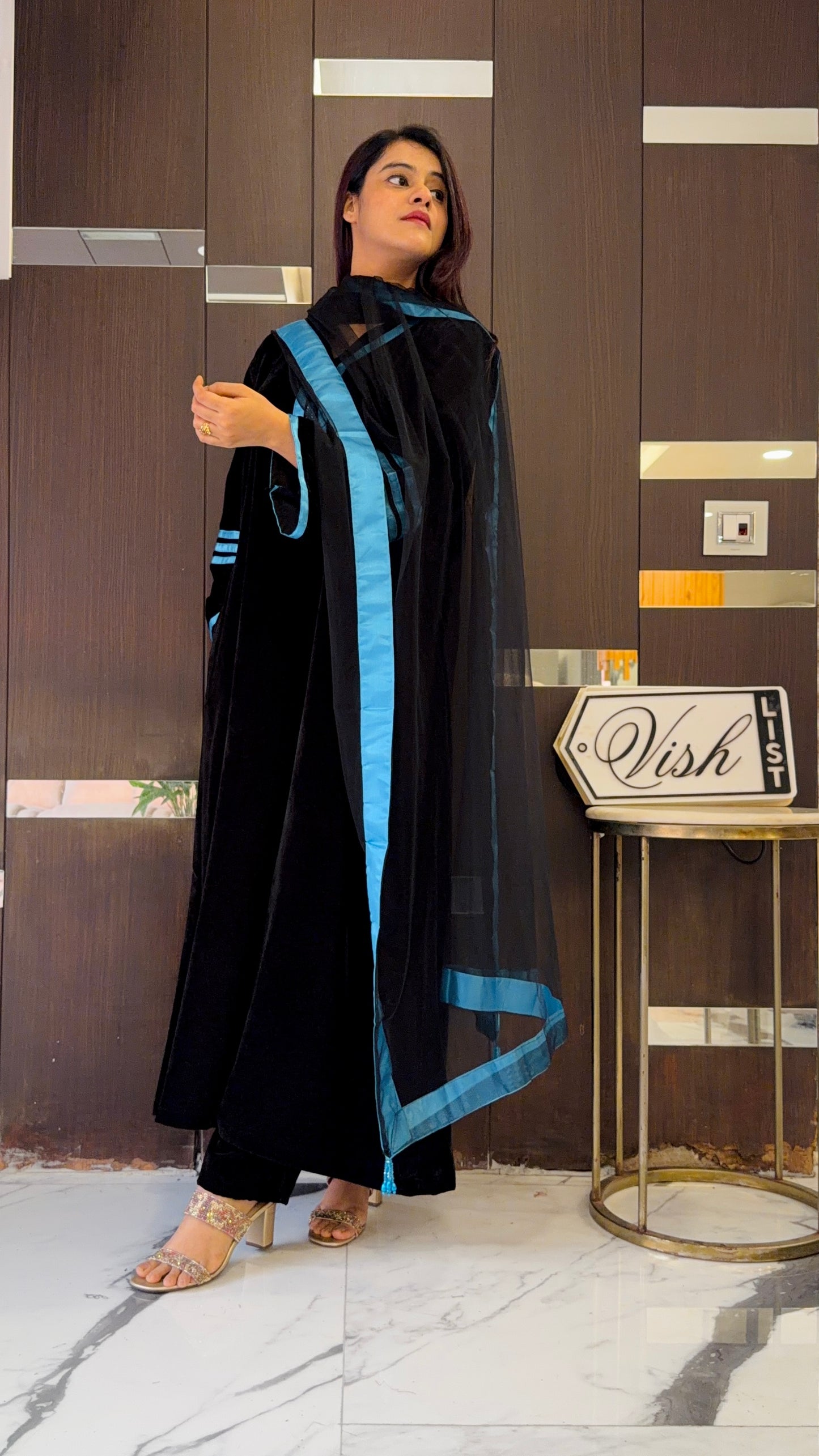 Khwaab Pakistani Velvet Suit 02
