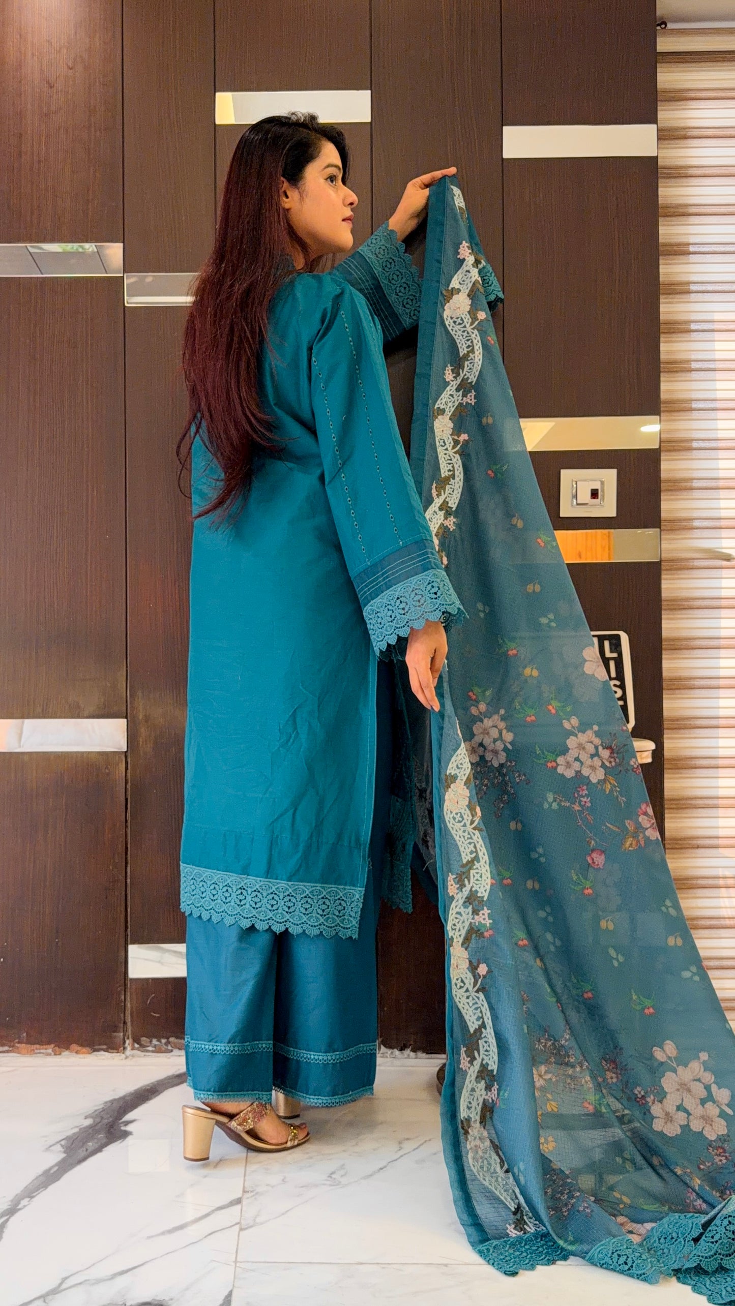 Gulzaar Pakistan Luxe Lawn Set 01