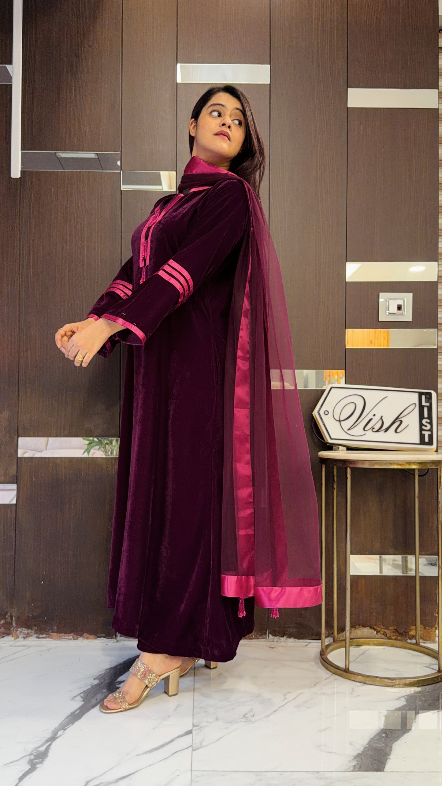 Khwaab Pakistani Velvet Suit 01
