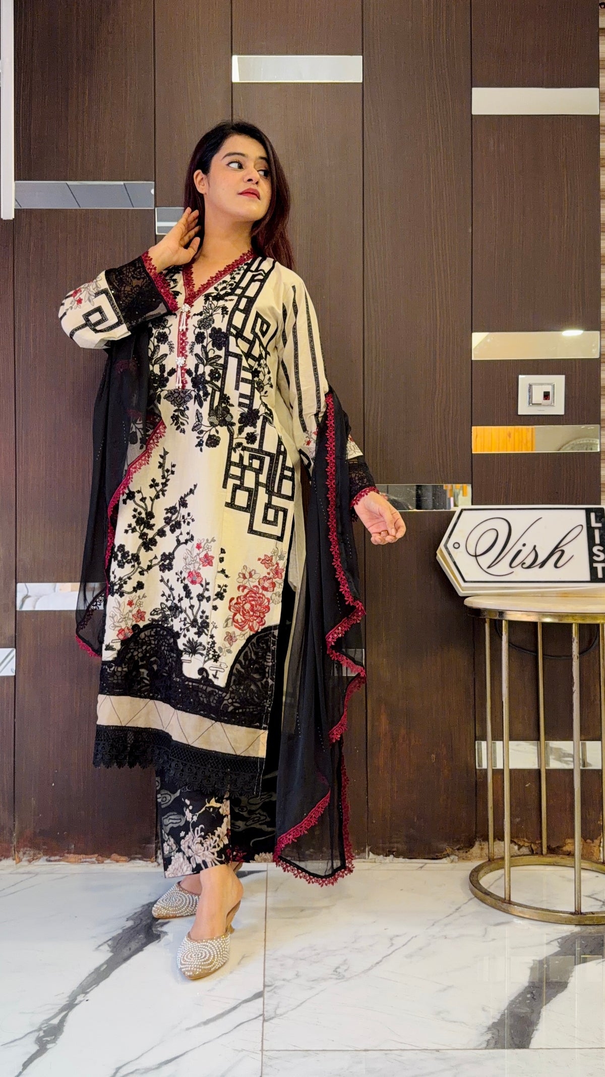 Izmir Pakistani Luxe Lawn Set 08