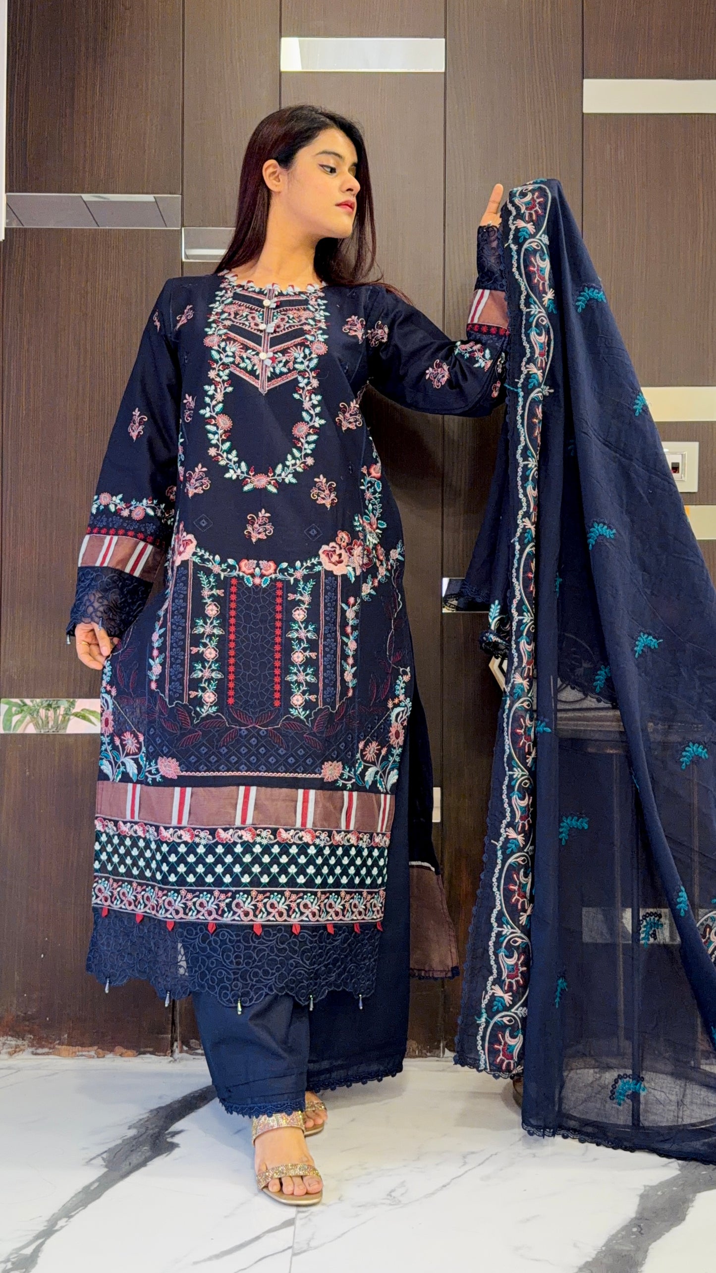 Yalina Pakistani Luxe Lawn Set 04