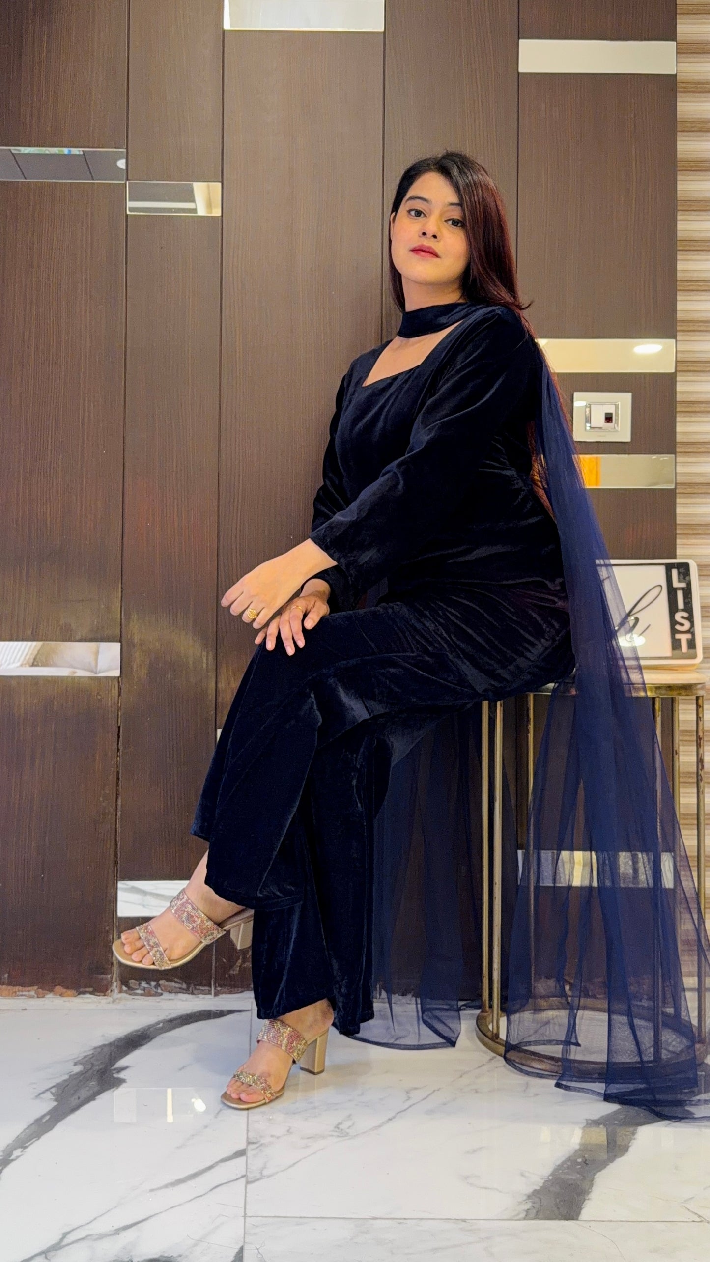 Hania Amir Velvet Set 01