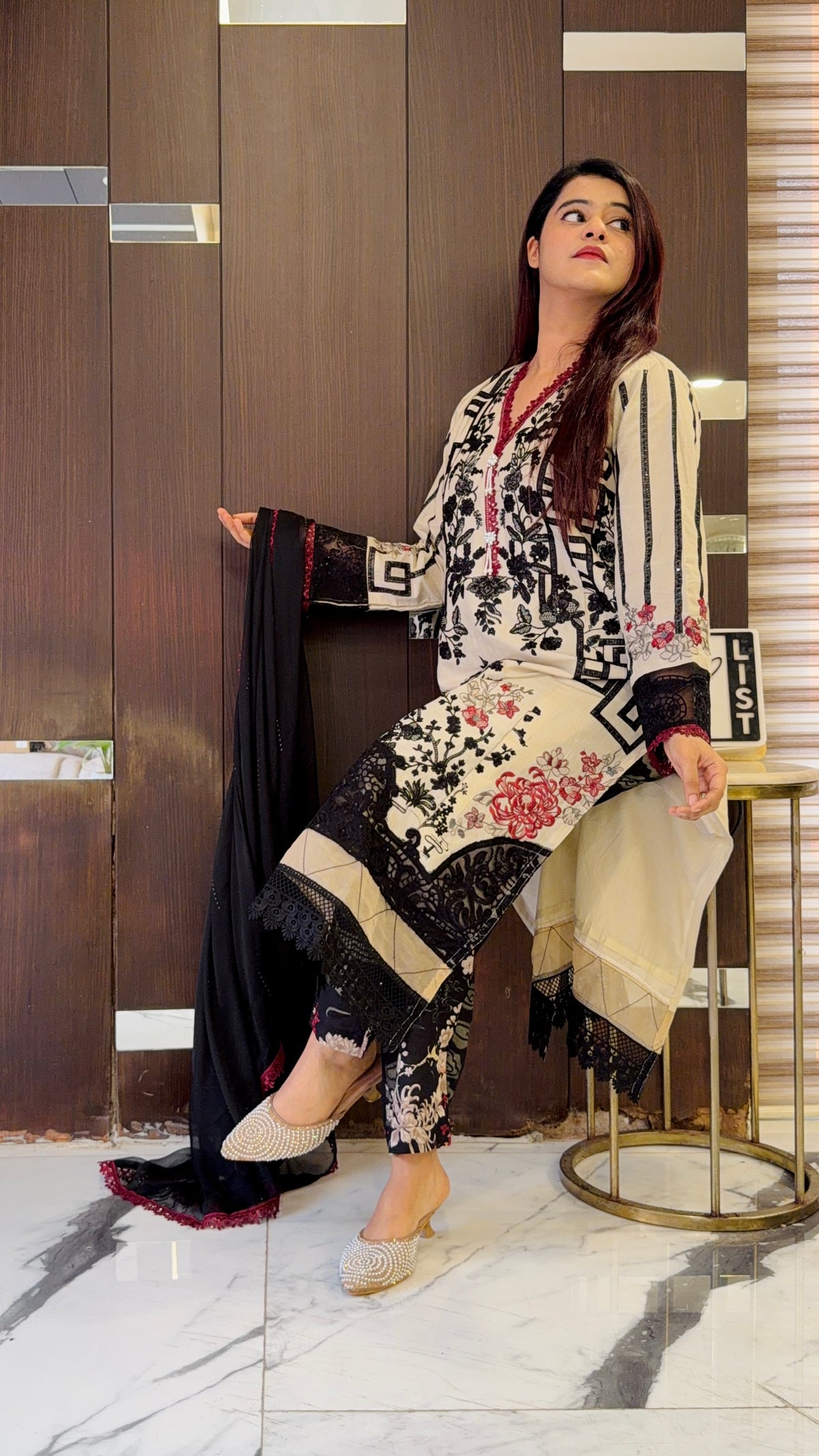 Izmir Pakistani Luxe Lawn Set 08