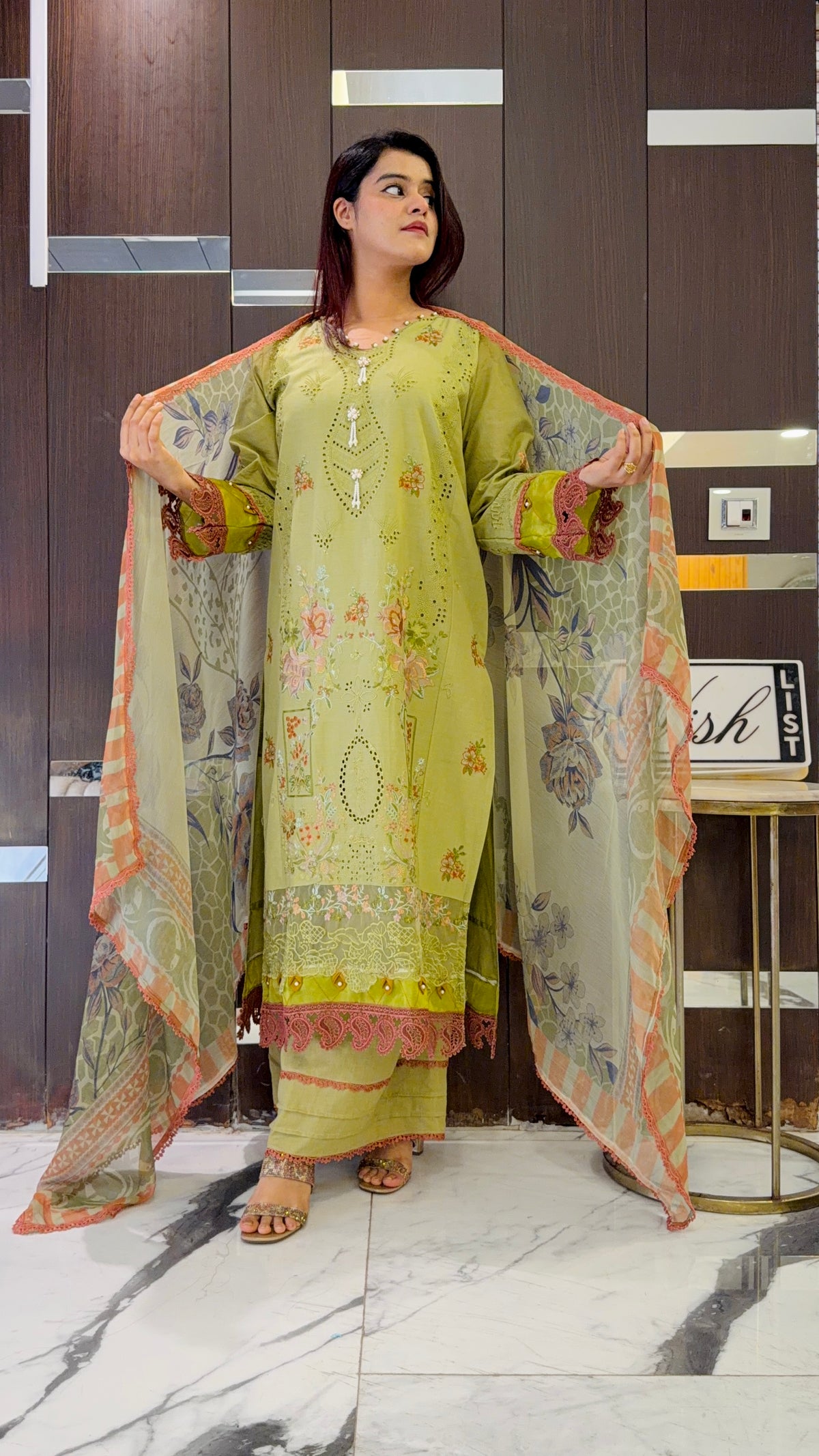 Izmir Pakistani Luxe Lawn Set 04