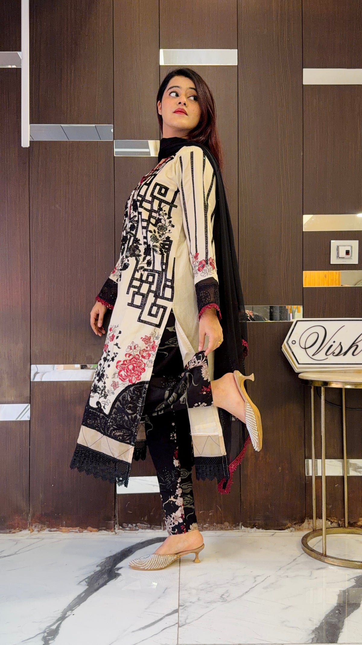 Izmir Pakistani Luxe Lawn Set 08