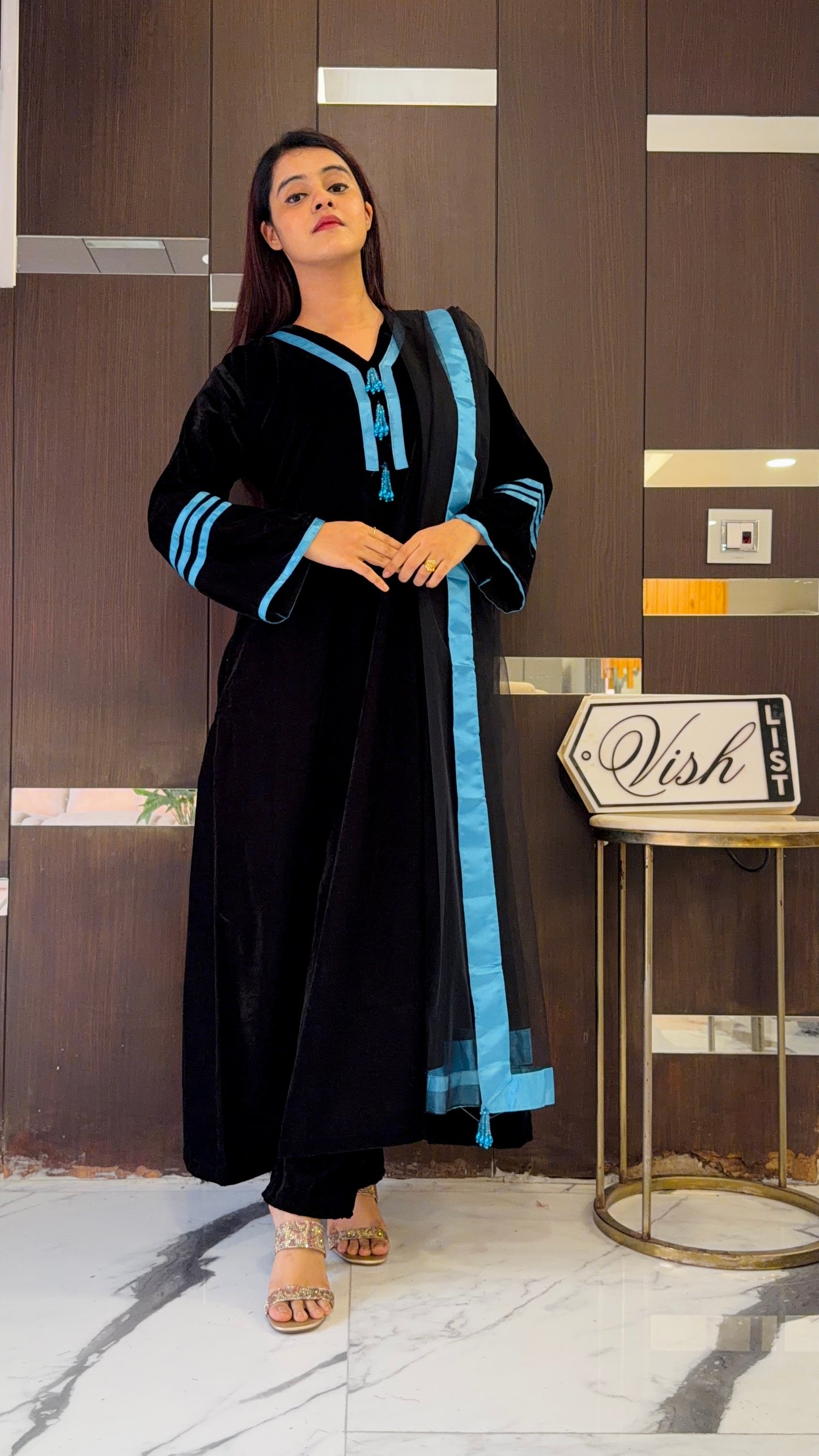 Khwaab Pakistani Velvet Suit 02