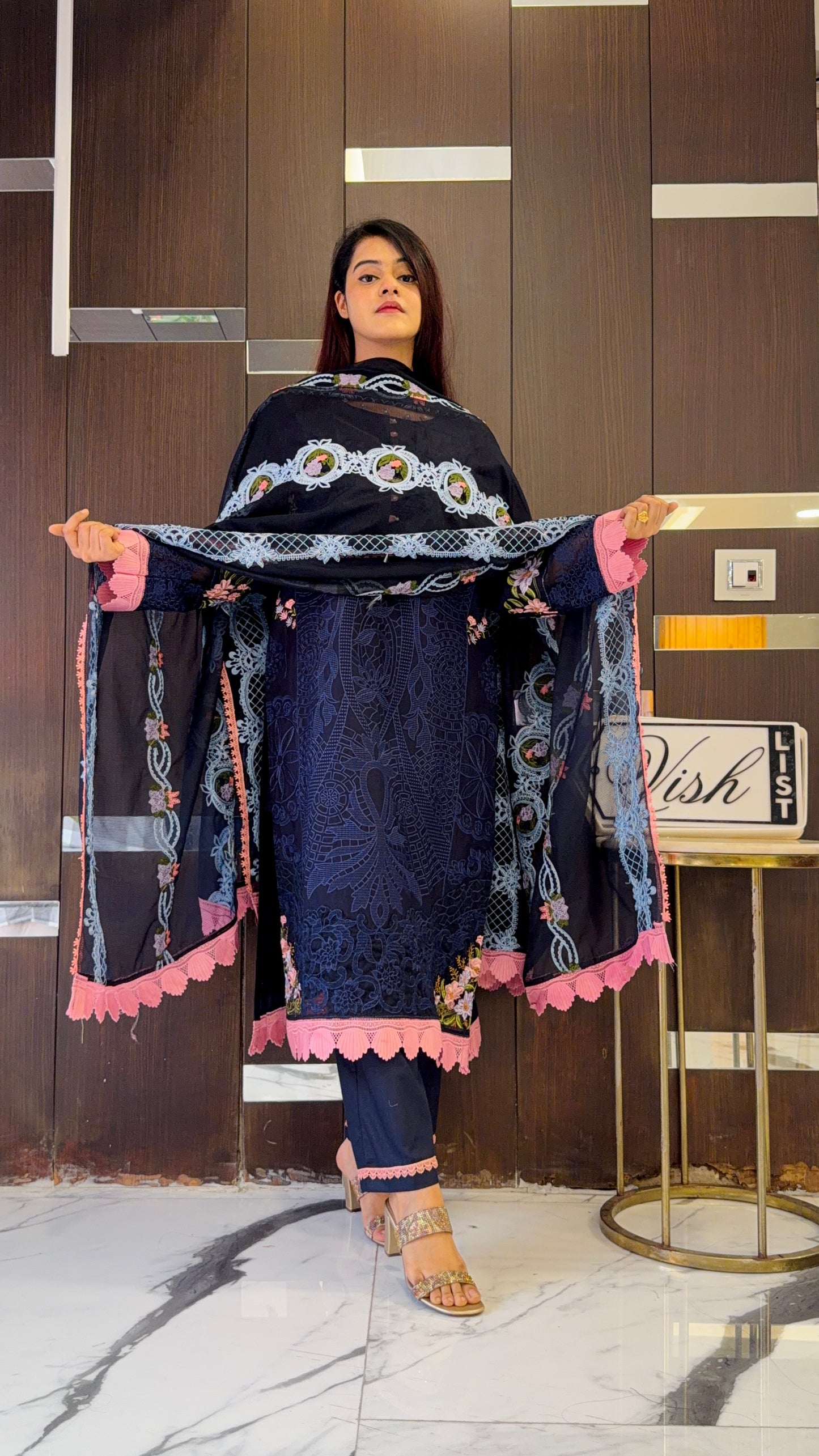 Dananeer Pakistani Luxe Lawn Set 07