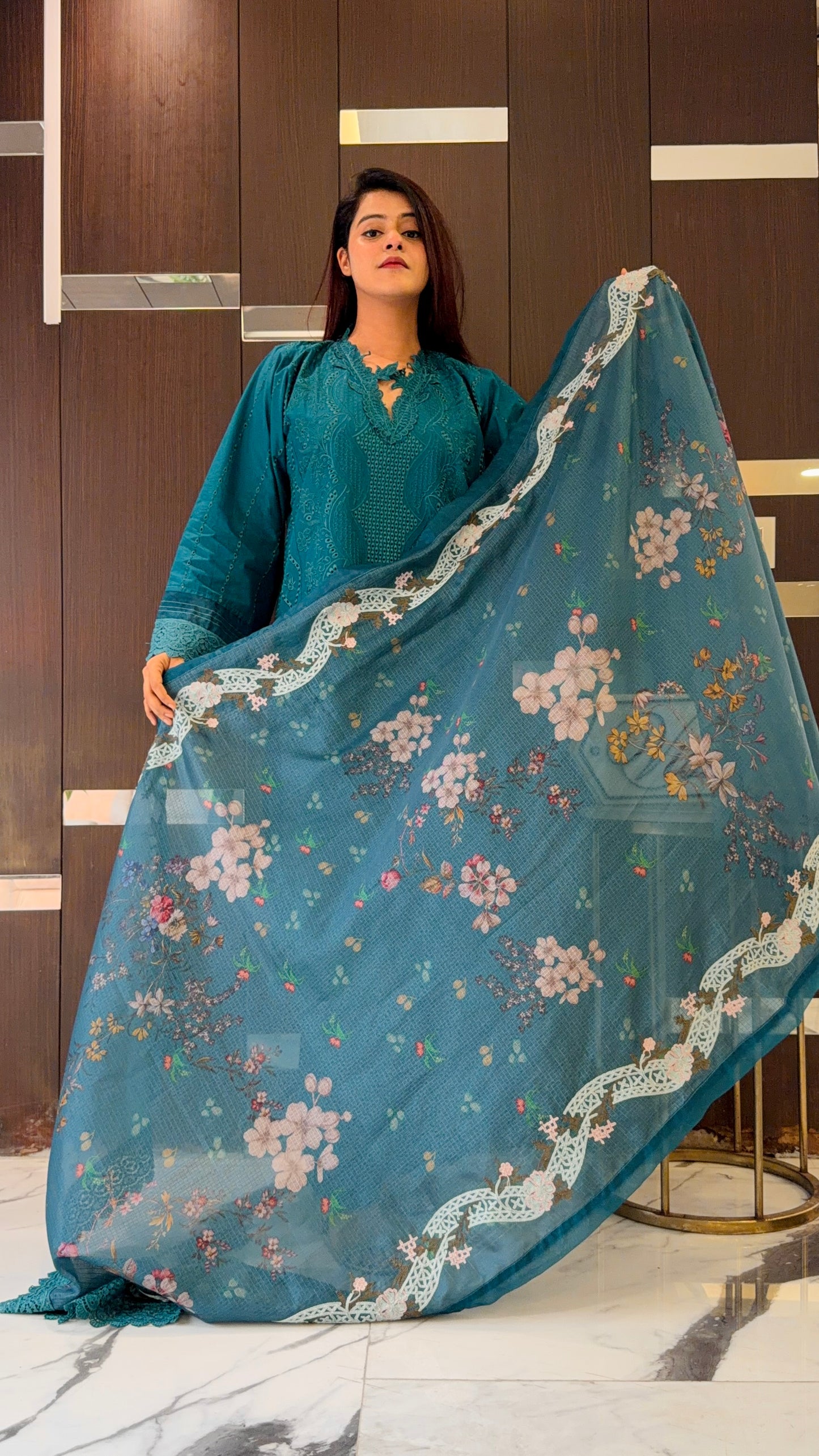 Gulzaar Pakistan Luxe Lawn Set 01