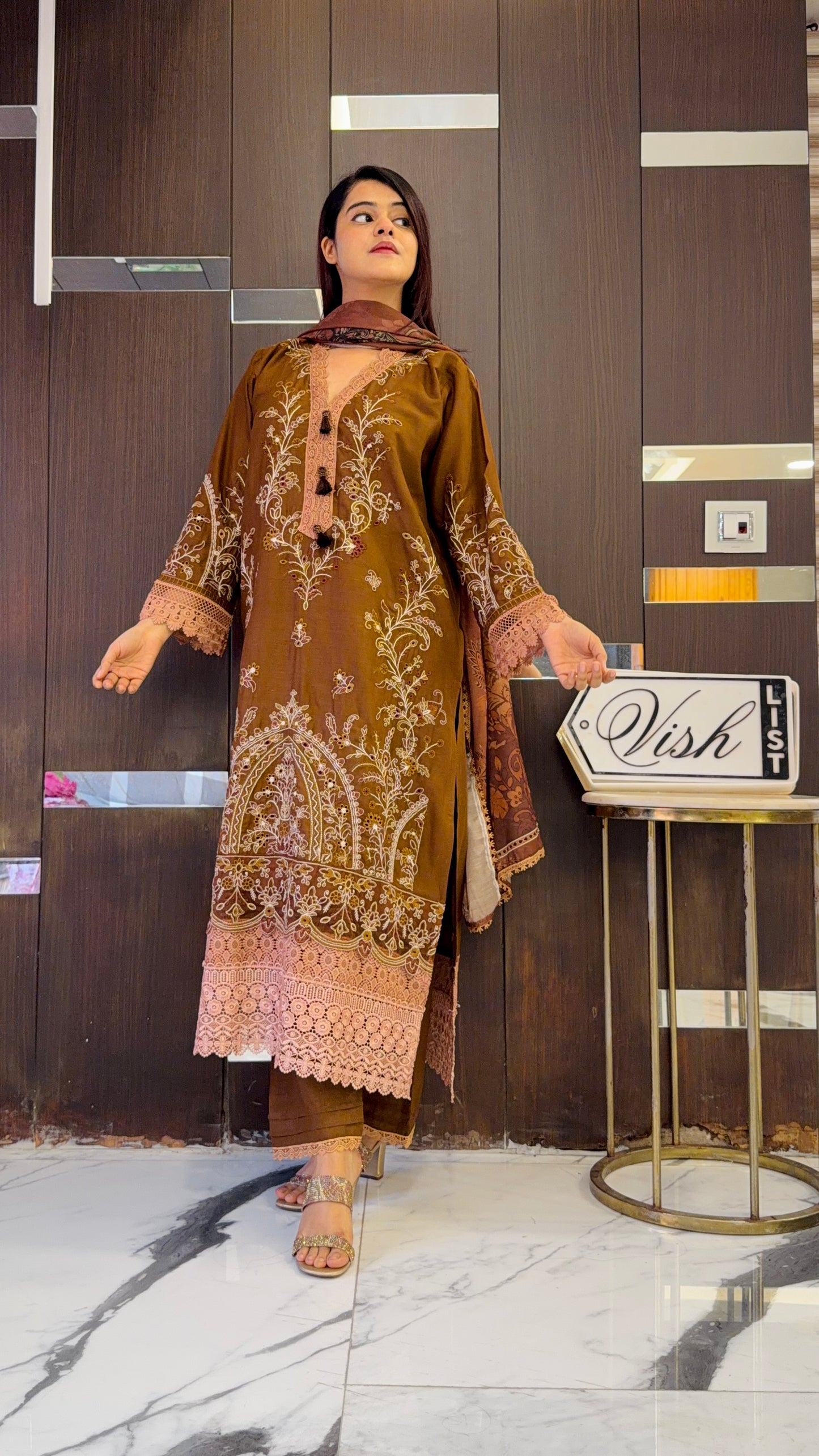 Dananeer Pakistani Luxe Lawn Set 09
