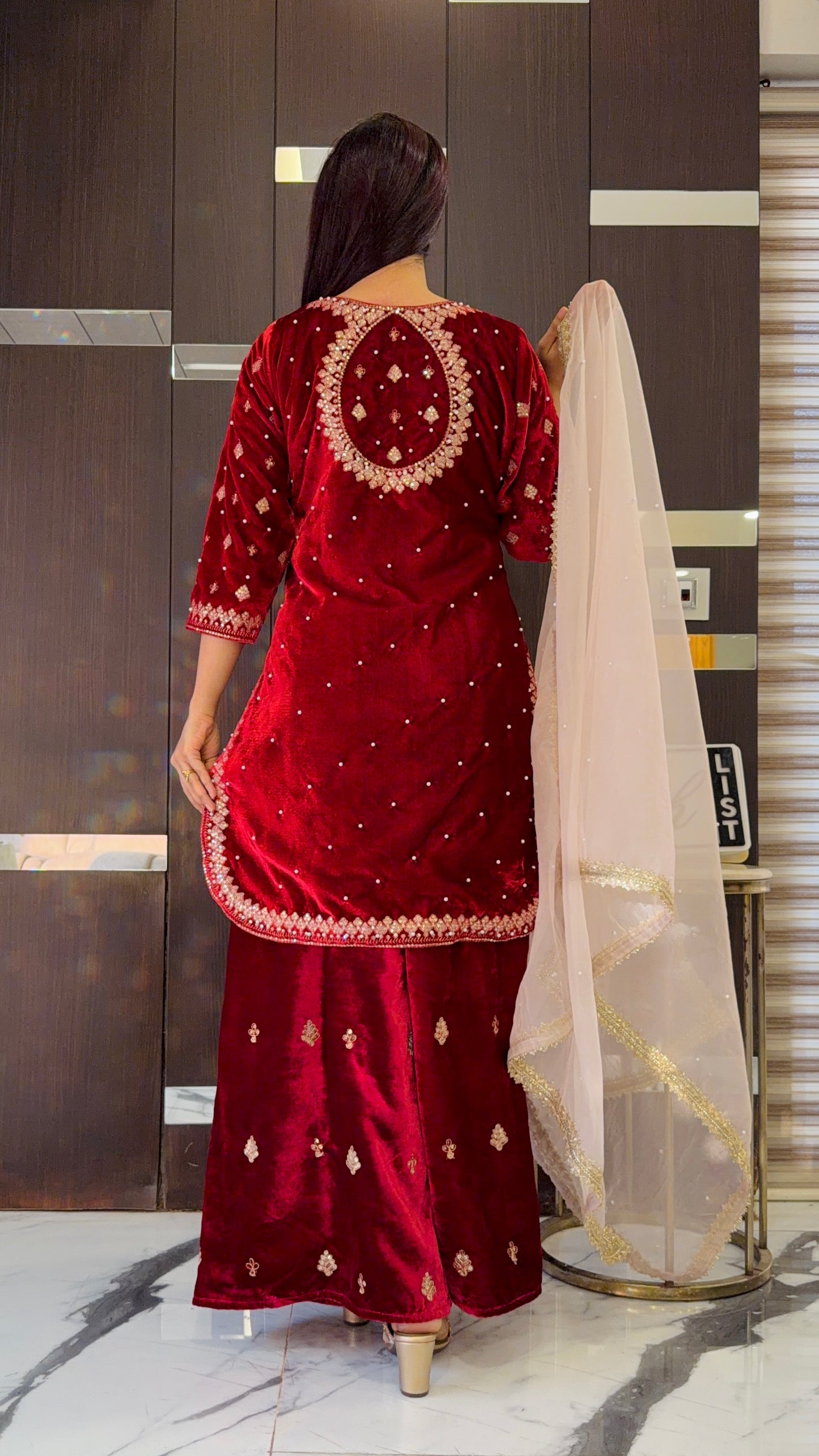 Durefishan Pakistani Velvet Suit 01