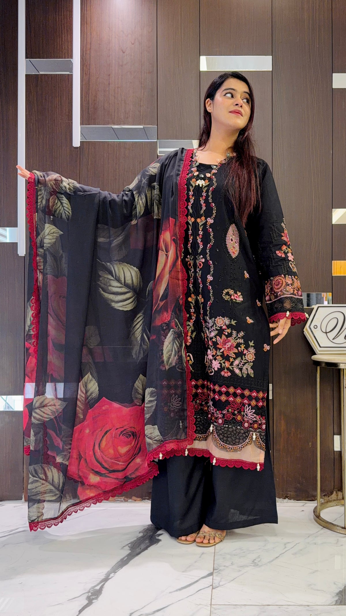 Izmir Pakistani Luxe Lawn Set 02