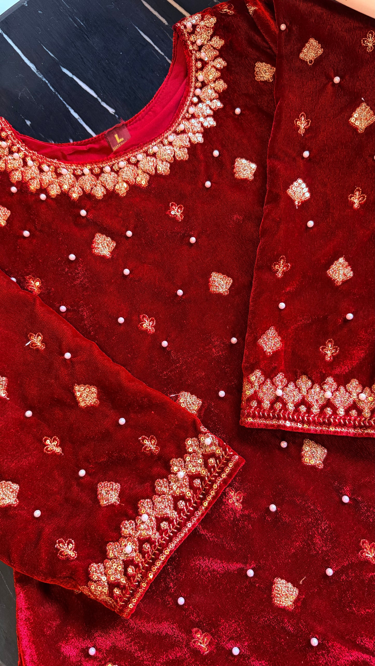 Durefishan Pakistani Velvet Suit 01
