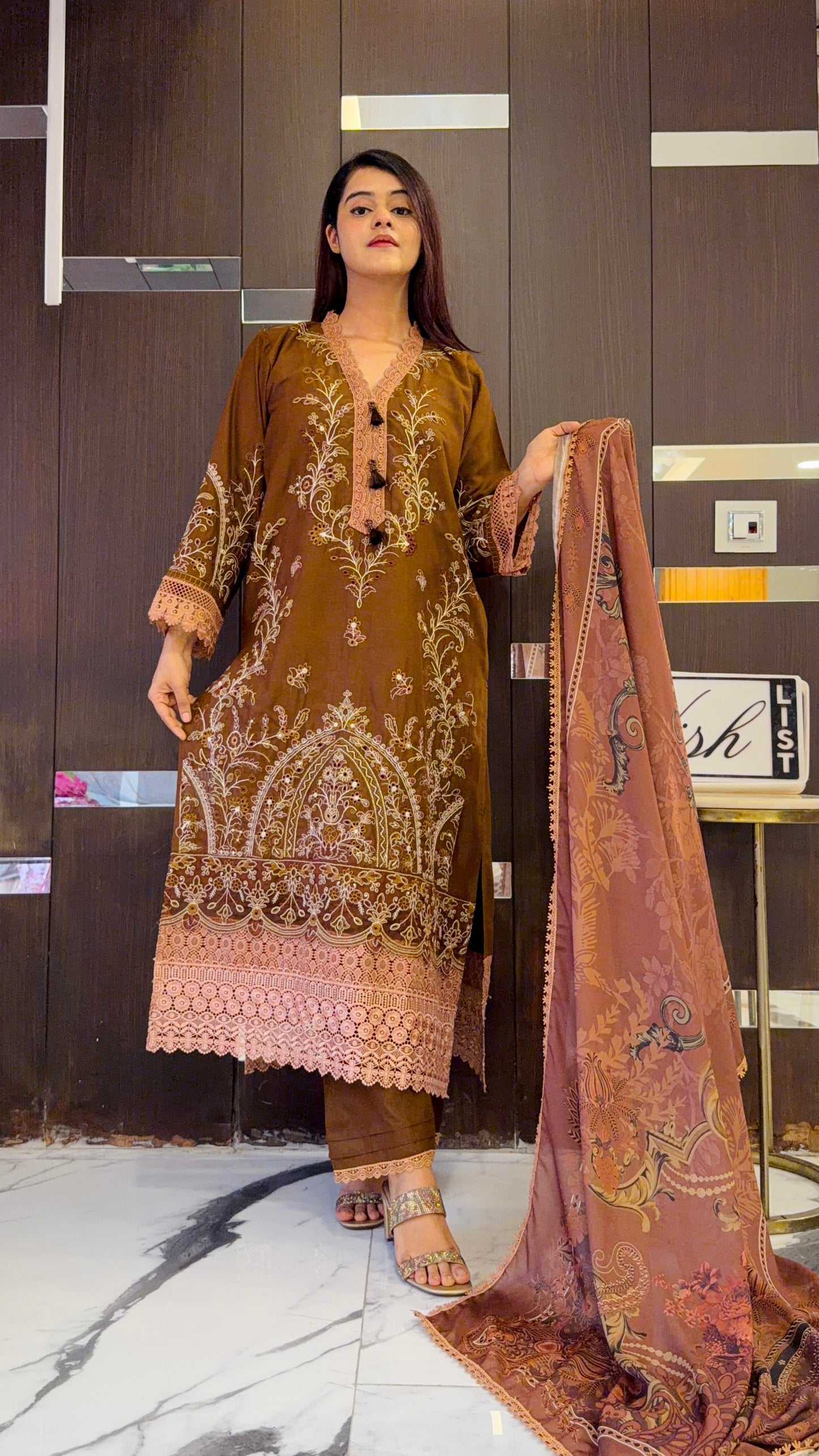 Dananeer Pakistani Luxe Lawn Set 09