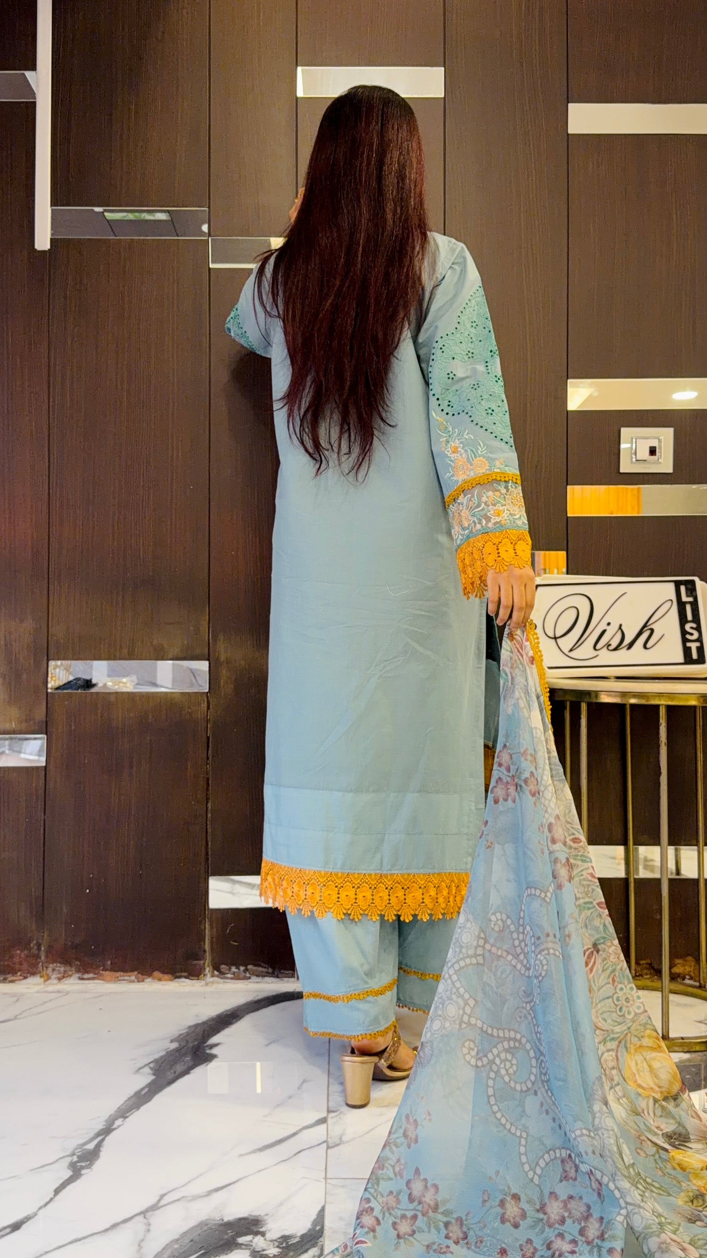 Dananeer Pakistani Luxe Lawn Set 04