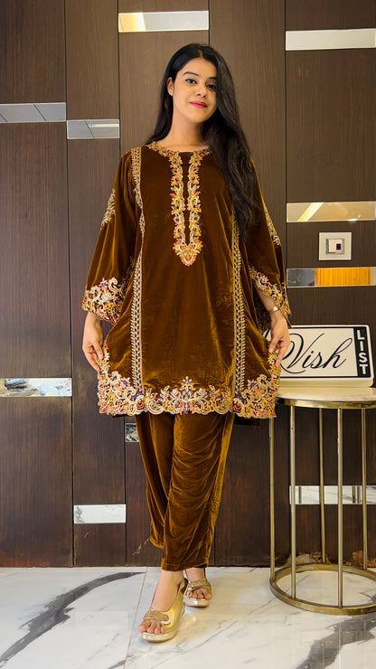 Zaheen Pakistani Velvet Suit 07 (mustard)