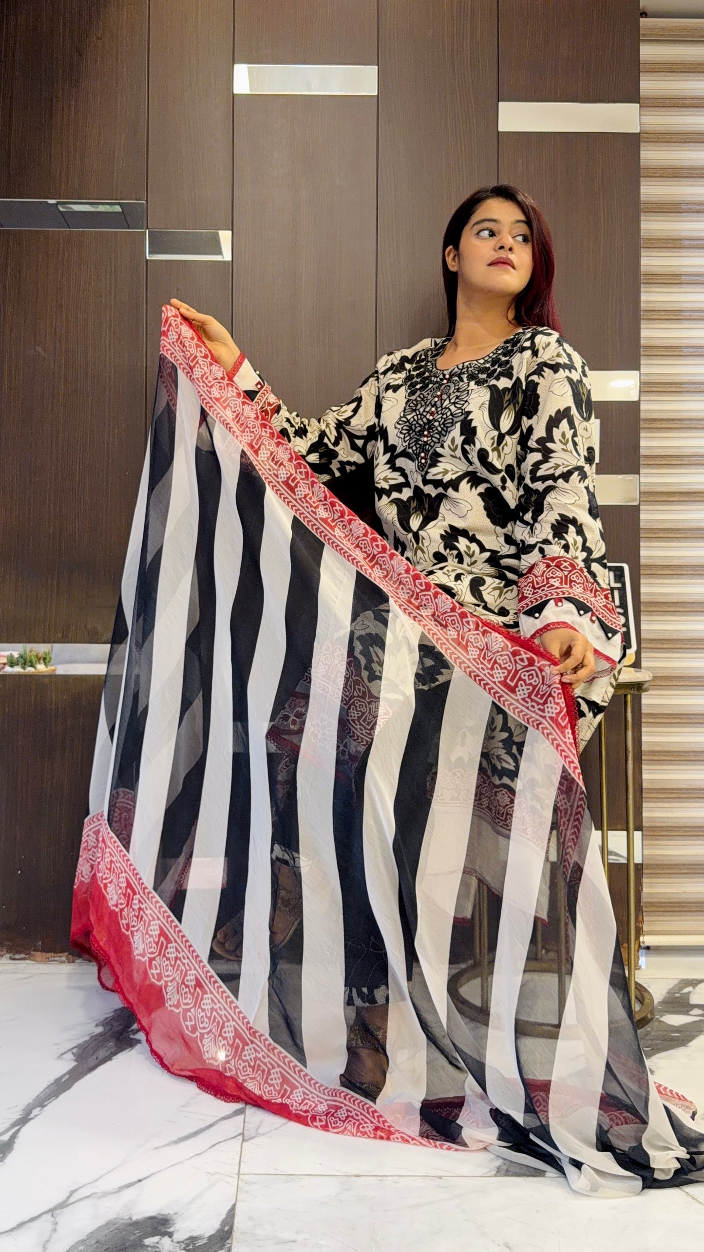 Shamah Pakistani Lawn Set 09