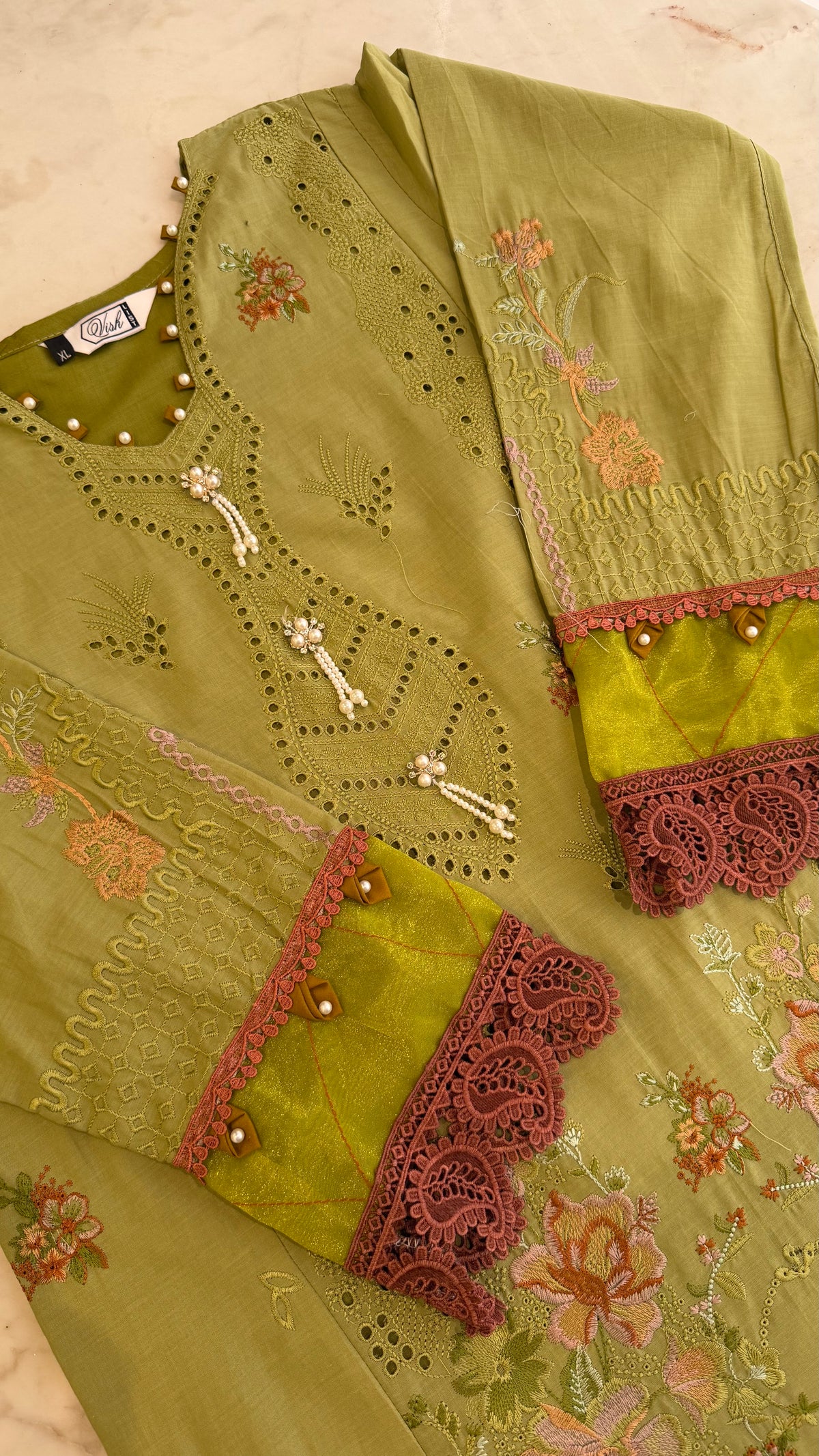 Izmir Pakistani Luxe Lawn Set 04