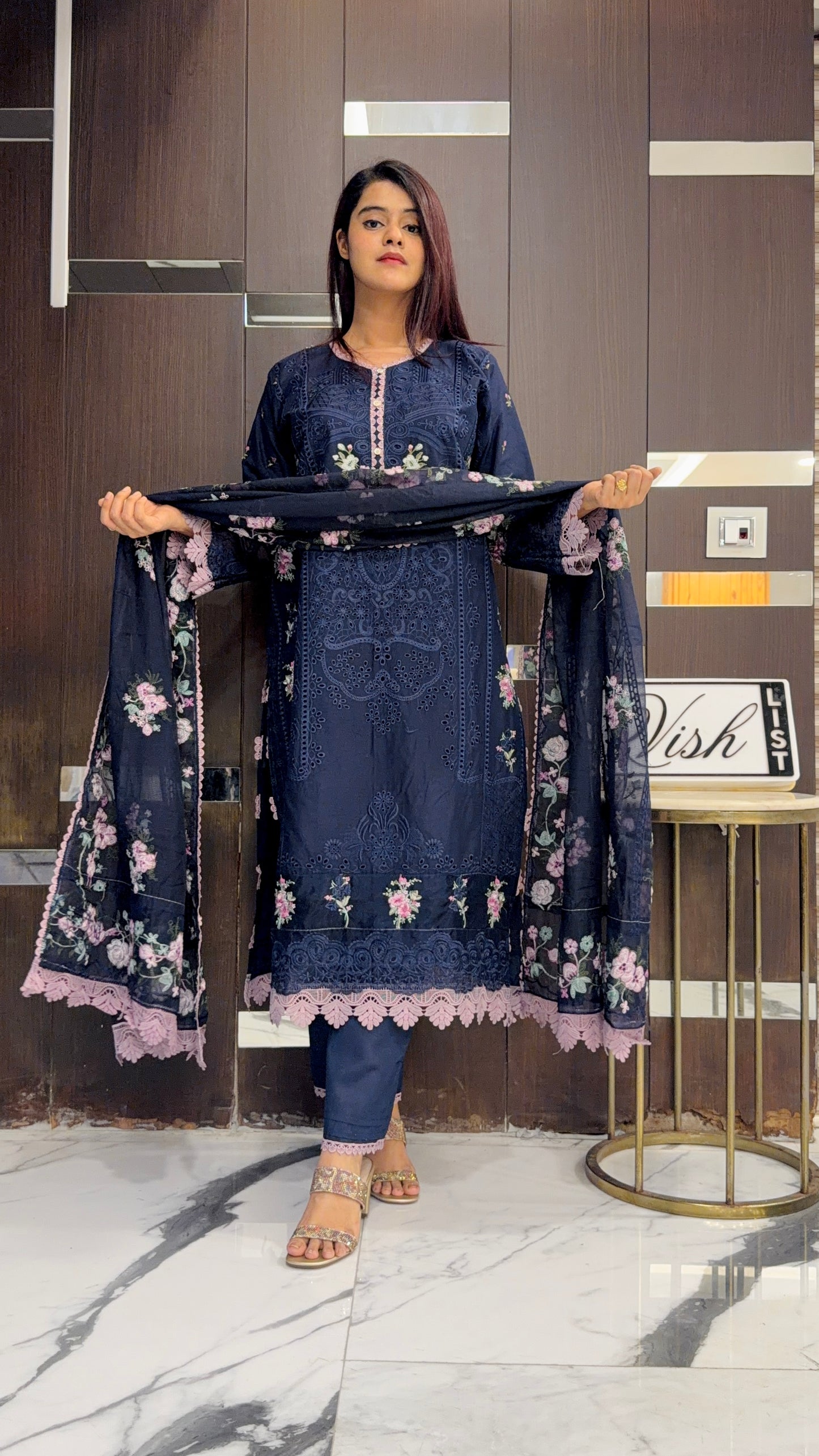 Anah Pakistani Lawn Set 09