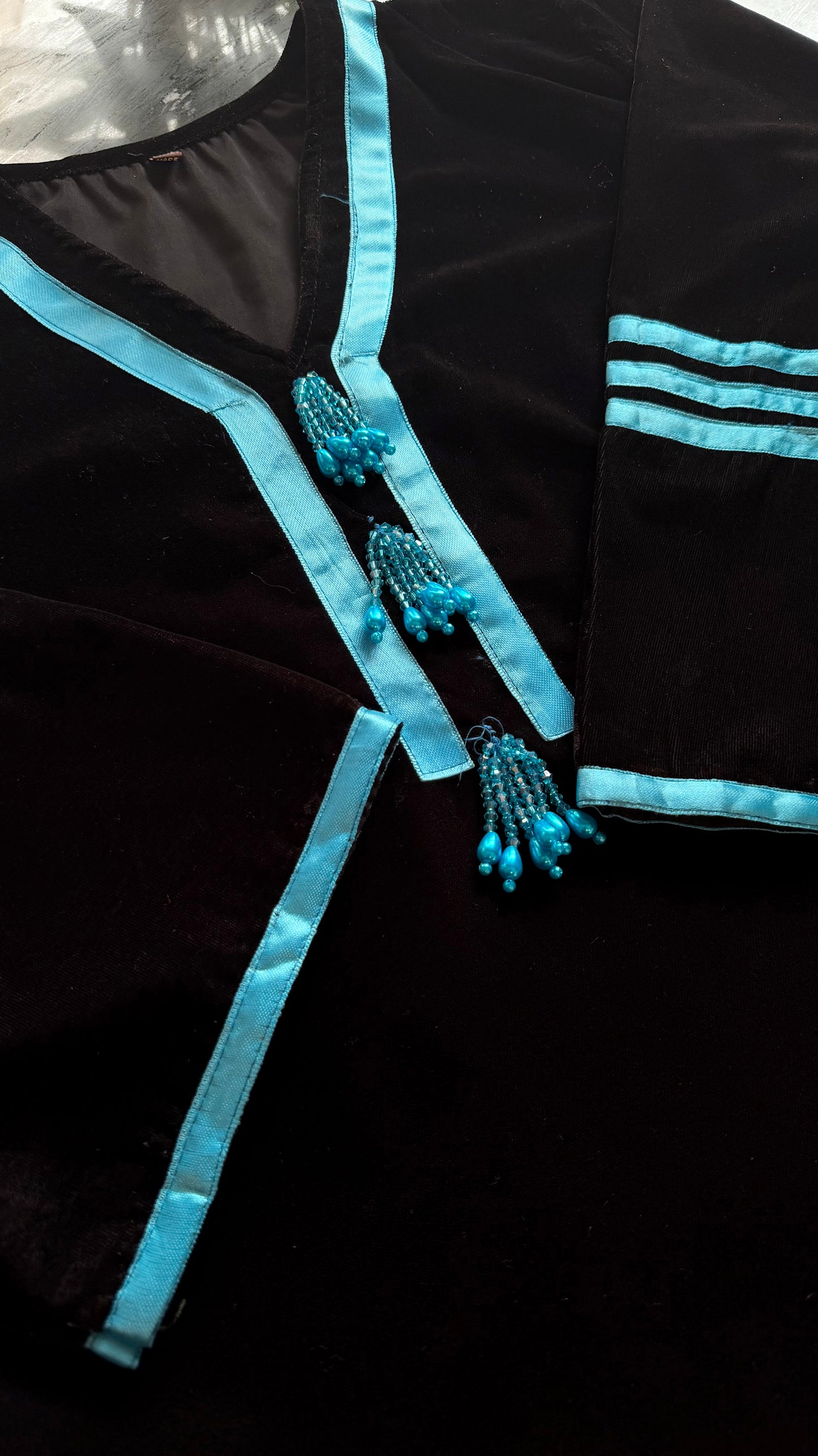 Khwaab Pakistani Velvet Suit 02
