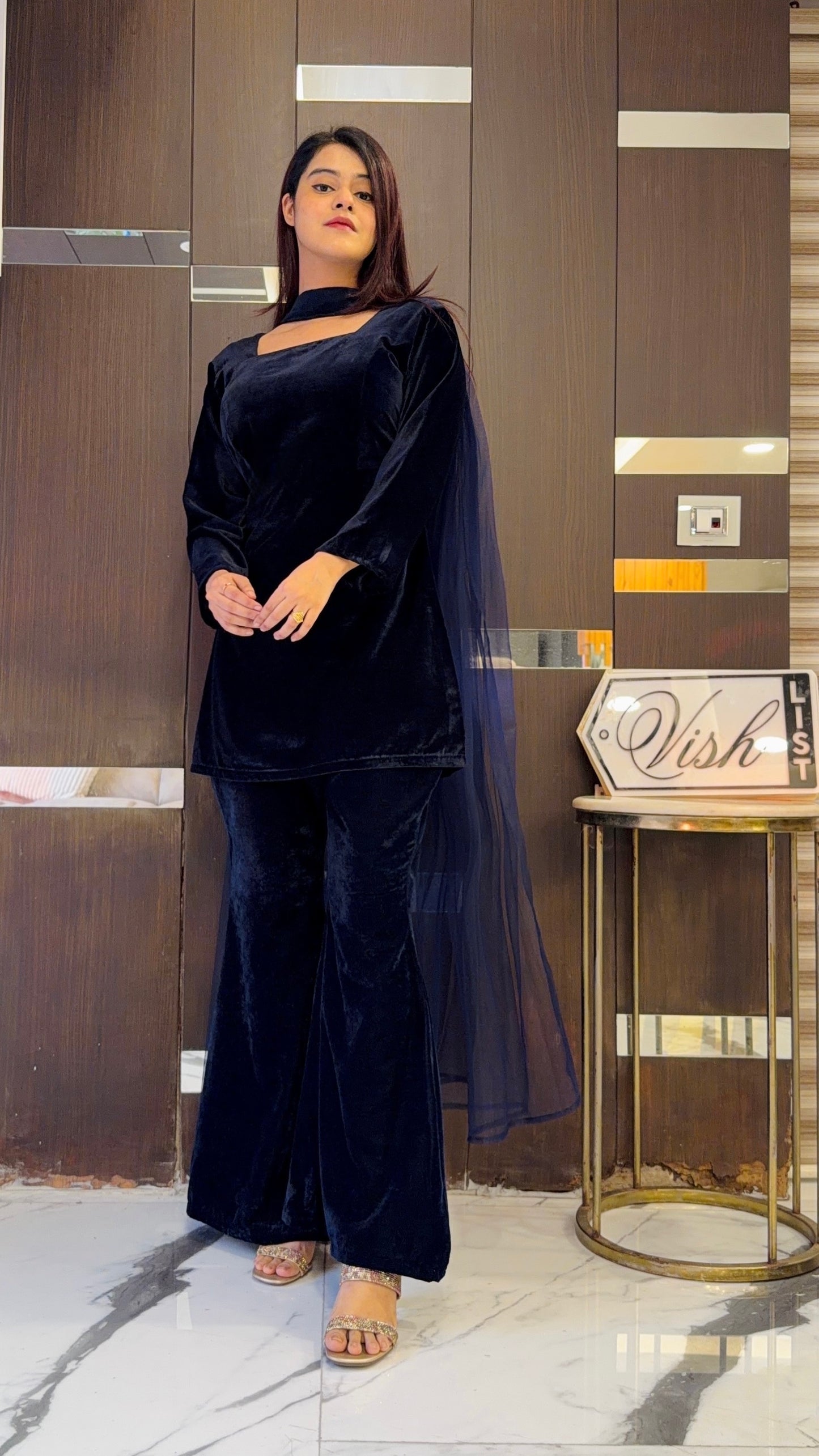 Hania Amir Velvet Set 01
