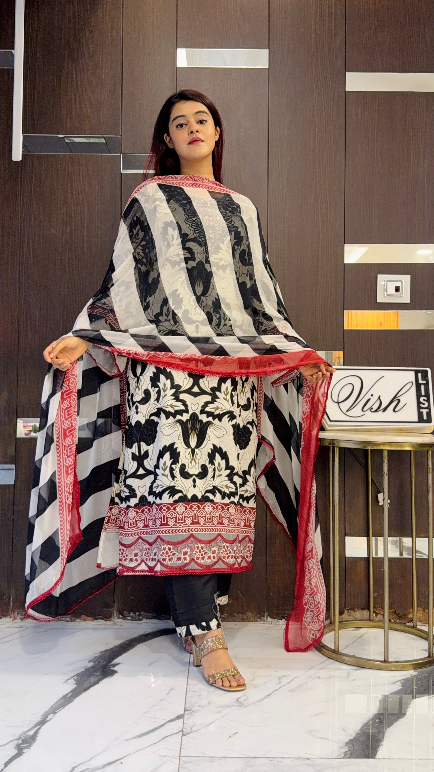Shamah Pakistani Lawn Set 09