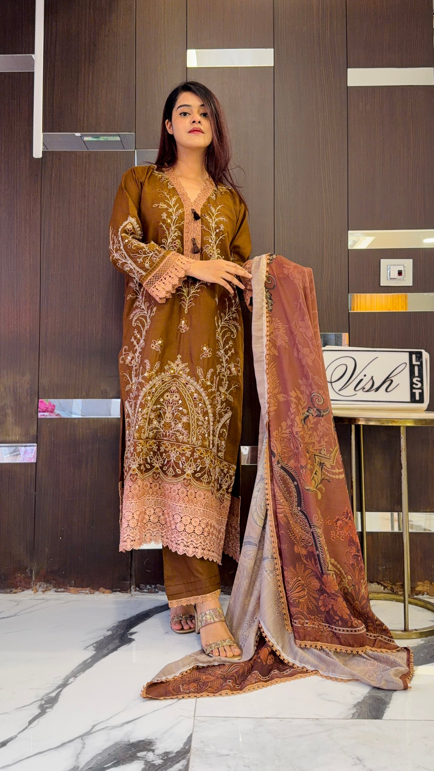 Dananeer Pakistani Luxe Lawn Set 09