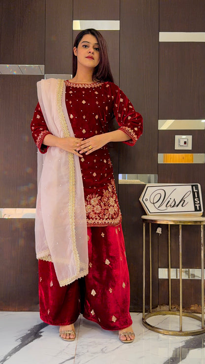 Durefishan Pakistani Velvet Suit 01